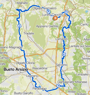 Ciclista gravel su sentiero boschivo in avventura