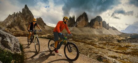 Striscione sponsor lungo il percorso gravel