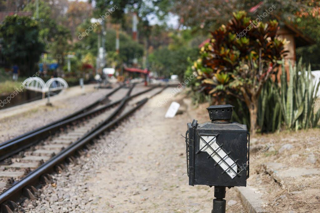 Ciclisti su sterrato lungo il fiume Olona
